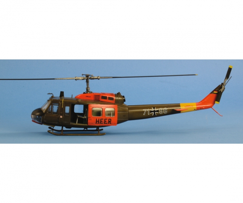 1:48 UH-1D Slick - 1:48 UH-1D Slick